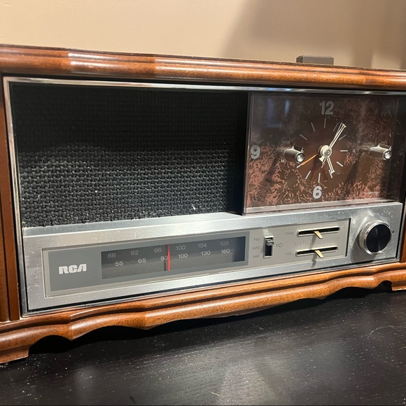 Vintage 1970 RCA AM FM Radio Alarm Clock Model RWS 494F Fruit Wood Finish - Picture 6 of 7